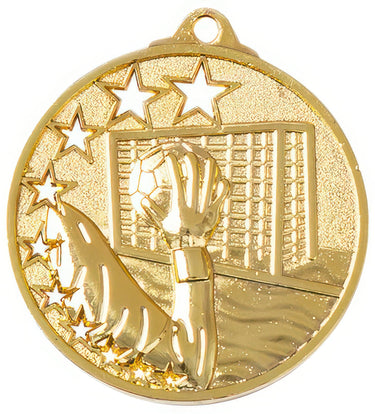 Eine Goldmedaille mit exklusivem Design, das eine Hand zeigt, die einen Fußball vor einem Tor fängt, umgeben von Sternen. Dieses aus hochwertigem Material gefertigte Stück fällt unter anderen Handball-Medaillen Duisburg 45 mm PK79258 auf.